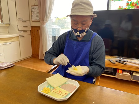 おやつ作りも行い、食への興味を大事にします。